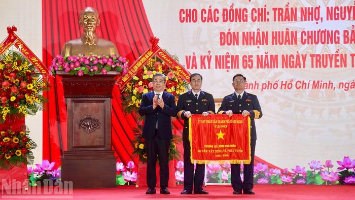 Đồng chí Nguyễn Phước Lộc, Ủy viên Trung ương Đảng, Phó Bí thư Thành ủy, Chủ tịch Ủy ban Mặt trận Tổ quốc Việt Nam Thành phố Hồ Chí Minh trao Cờ truyền thống cho Lữ đoàn 125.
