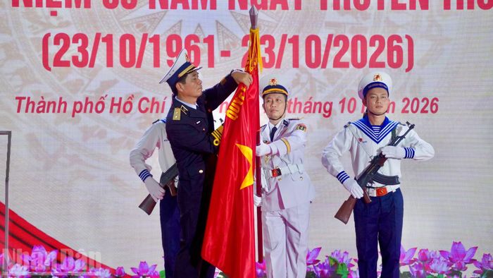 Phó Đô đốc Nguyễn An Phong, Chính ủy Quân chủng Hải quân trao Huân chương Bảo vệ Tổ quốc hạng Nhì cho Lữ đoàn 125.