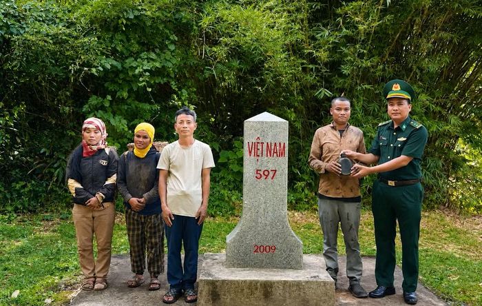 Đồn Biên phòng Hướng Phùng tiếp nhận di vật và thông tin mộ liệt sĩ từ gia đình ông Hồ Văn Vang vào tháng 7/2026. (Ảnh: Đồn Biên phòng Hướng Phùng)