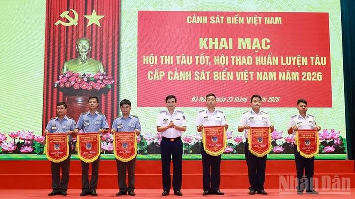 Thiếu tướng Trần Văn Lượng, Phó Tư lệnh, Tham mưu trưởng Cảnh sát biển Việt Nam trao cờ lưu niệm hội thi, hội thao cho các tàu. (Ảnh: NAM TRUNG)