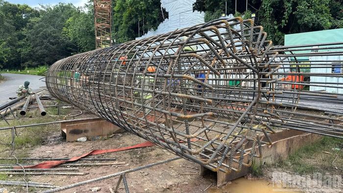 Việc khoan cọc thử và các thí nghiệm đi kèm, giúp các đơn vị liên quan đánh giá sức chịu tải, độ lún, chất lượng bê-tông để phục vụ thi công.