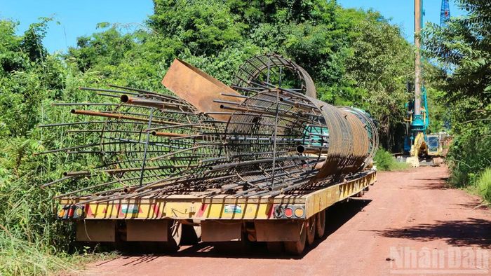 Lòng thép được đơn vị thi công vận chuyển đến để khoan cọc thử.