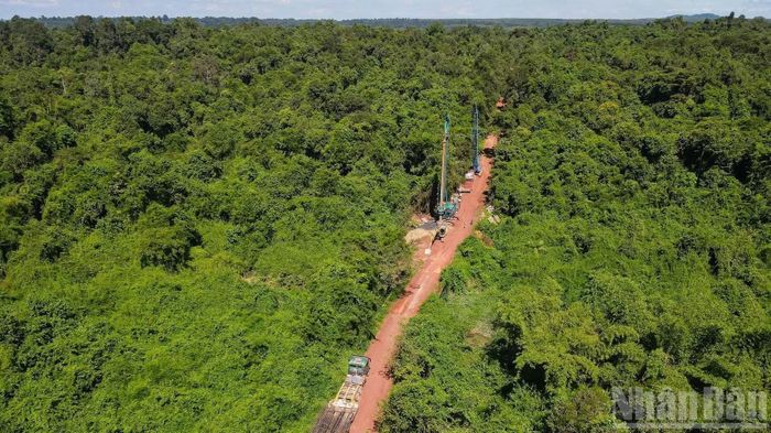 Đường từ cầu Mã Đà đến ngã ba Bờ Hào có tổng chiều dài khoảng 13km, được thiết kế theo phương án tuyến đường trên cao, kết cấu cầu cạn.