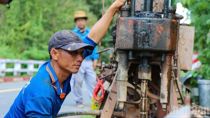Công nhân vận hành thiết bị khoan cọc thử tuyến đường. Đến nay, đã khoan 22/24 cọc thử.