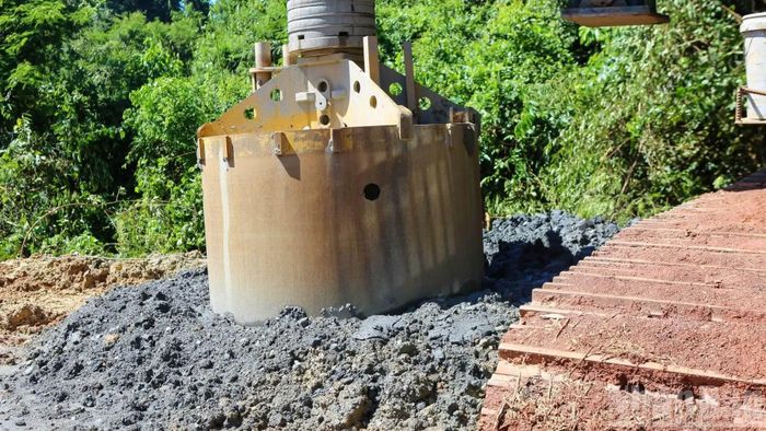 Một vị trí khoan cọc thử để phục vụ thi công tuyến đường trên cao băng rừng Mã Đà.