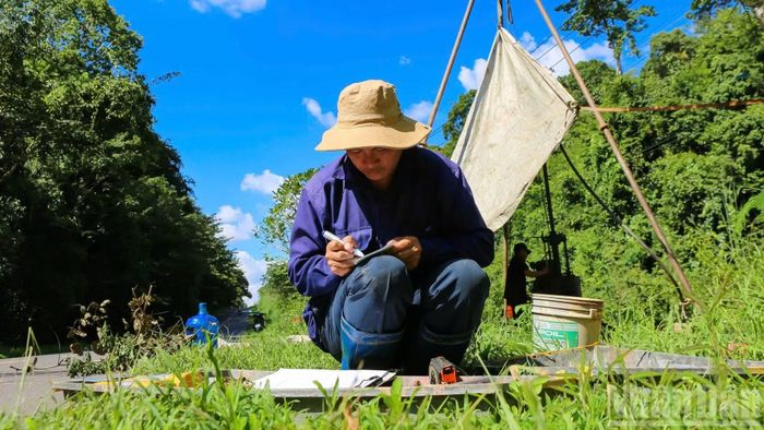 Cán bộ kỹ thuật ghi lại các thông số địa chất phục vụ phương án thi công, bảo đảm chất lượng công trình.