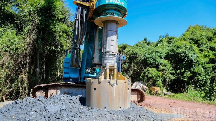 Đơn vị thi công đang tiến hành khoan cọc thử phục vụ việc thi công tuyến đường.