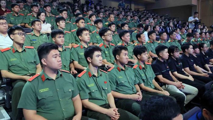 Hội thảo với sự tham gia của đông đảo cán bộ làm công tác truyền thông trong lực lượng Công an nhân dân. (Ảnh: KIÊN PHẠM)
