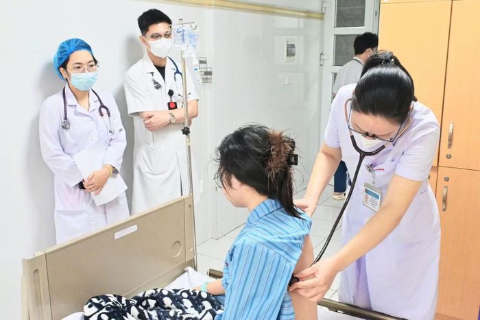 Bác sĩ thăm khám cho bệnh nhi. (Ảnh: BVCC)