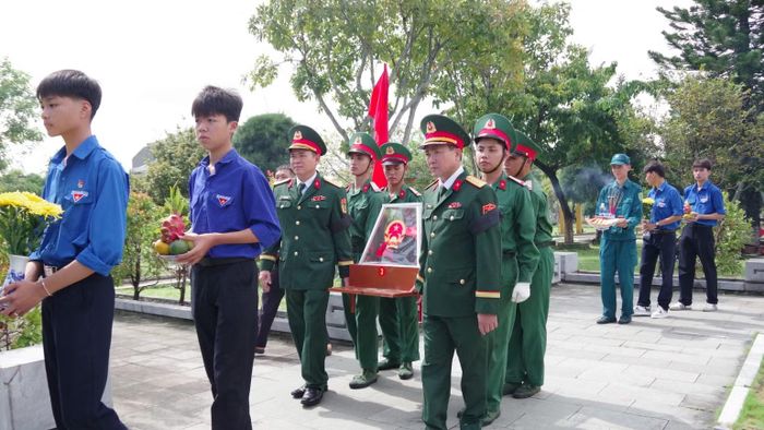 Đà Nẵng truy điệu, an táng 14 hài cốt liệt sĩ tại Nghĩa trang liệt sĩ Hội An. (Ảnh: QUANG CƯỜNG)