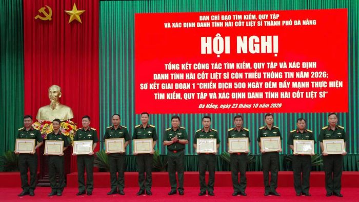 Bộ Chỉ huy quân sự thành phố trao khen thưởng các đơn vị, cá nhân có thành tích xuất sắc trong công tác lấy mẫu, giám định ADN và tìm kiếm, quy tập hài cốt liệt sĩ. (Ảnh: QUANG CƯỜNG)