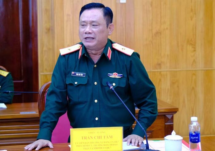 Thiếu tướng Trần Chí Tâm biểu dương những kết quả đạt được; đồng thời đề nghị tỉnh Lâm Đồng tiếp tục đẩy mạnh tìm kiếm, quy tập hài cốt liệt sĩ và xác định danh tính liệt sĩ còn thiếu thông tin trong giai đoạn tiếp theo. (Ảnh: CTV)