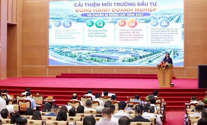 Giám đốc Sở Tài chính Vương Thị Bẩy trình bày cơ chế hỗ trợ doanh nghiệp. (Ảnh: Cổng Thông tin điện tử tỉnh Phú Thọ)