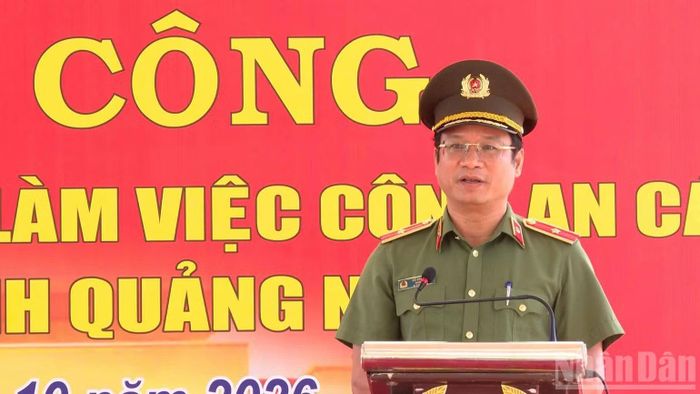 Thiếu tướng Hồ Song Ân, Giám đốc Công an tỉnh Quảng Ngãi phát biểu tại lễ khởi công. (Ảnh: HIỂN CỪ)