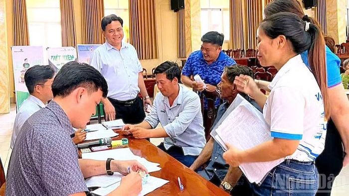 Người dân đồng thuận làm thủ tục nhận tiền giải phóng mặt bằng đường Vành đai 4 đi qua địa bàn xã Bến Lức. (Ảnh: THANH PHONG)