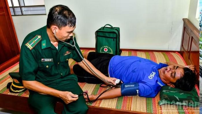 Cán bộ Quân y đồn Biên phòng Trung Bình thăm khám sức khỏe cho các ngư dân. (Ảnh: VĂN LONG)