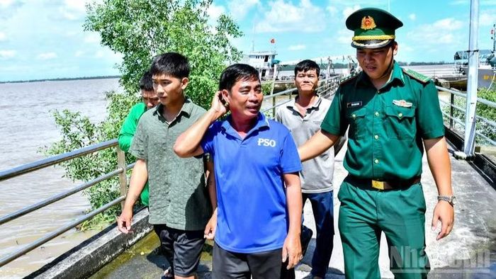 Cán bộ trạm kiểm soát biên phòng Trần Đề, đồn Biên phòng Trung Bình tiếp nhận 4 ngư dân. (Ảnh: VĂN LONG)