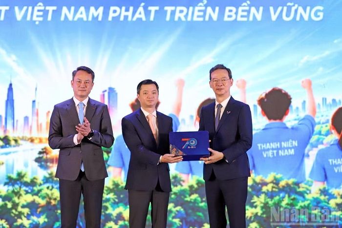 Đồng chí Nguyễn Minh Triết, Ủy viên dự khuyết Trung ương Đảng, Bí thư Thường trực Trung ương Đoàn, Chủ tịch Hội Sinh viên Việt Nam (giữa) trao quà lưu niệm tặng ông Saravoot Yoovidhya, Tổng Giám đốc điều hành Tập đoàn TCP. (Ảnh: HẢI ĐĂNG)
