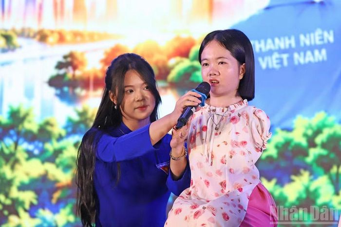 Chị Lê Thị Thắm chia sẻ tại Diễn đàn. (Ảnh: HẢI ĐĂNG)