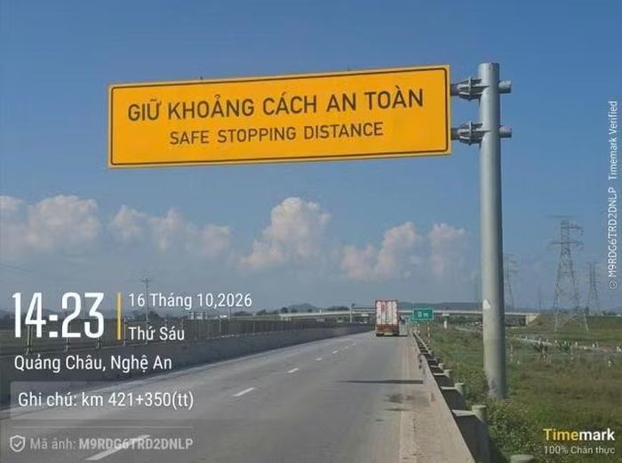 Hiện tại tuyến đường cao tốc bắc-nam phía đông đáp ứng hệ thống vạch sơn, biển báo còn rõ nét, không bị mòn mờ hoặc hư hỏng, đáp ứng yêu cầu phục vụ công tác giám sát và xử lý vi phạm của lực lượng chức năng.