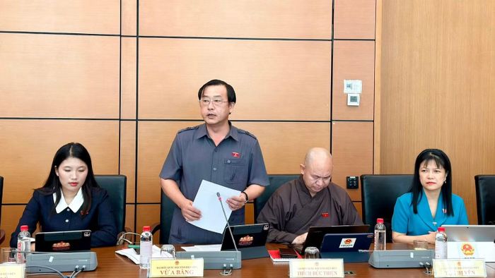 Đại biểu Vừ A Bằng (Đoàn Điện Biên) phát biểu tại tổ. (Ảnh: TL)