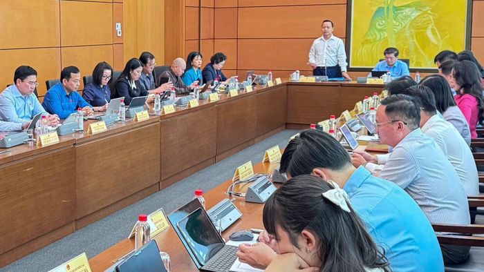 Các đại biểu Quốc hội thảo luận tại tổ. (Ảnh: DUY LINH)