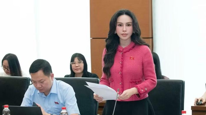 Đại biểu Lê Nữ Thùy Dương (Đoàn thành phố Đồng Nai) phát biểu tại tổ. (Ảnh: TL)