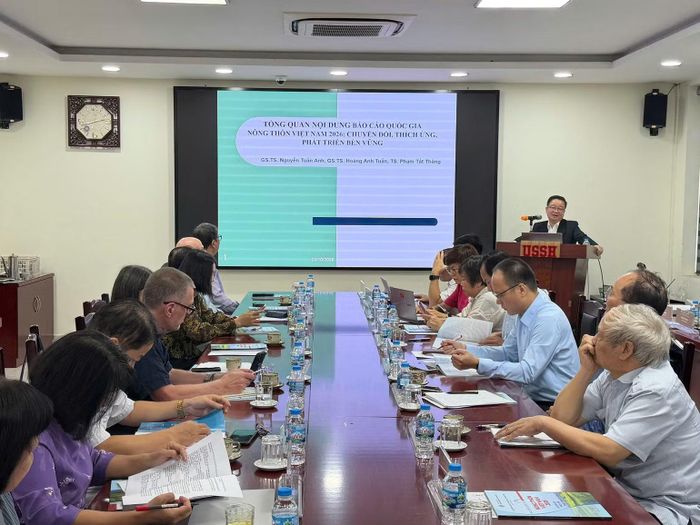 Giáo sư, Tiến sĩ Nguyễn Tuấn Anh, Tổng Biên tập Tạp chí Khoa học Xã hội và Nhân văn, Trường đại học Khoa học Xã hội và Nhân văn, trình bày tổng quan nội dung báo cáo. (Ảnh: TQ)