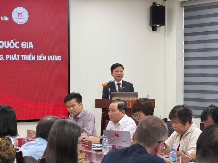 Giáo sư, Tiến sĩ Hoàng Anh Tuấn, Ủy viên Hội đồng Lý luận Trung ương, Ủy viên Ủy ban Trung ương Mặt trận Tổ quốc Việt Nam, Hiệu trưởng Trường đại học Khoa học Xã hội và Nhân văn, Đại học Quốc gia Hà Nội phát biểu khai mạc. (Ảnh: TQ)