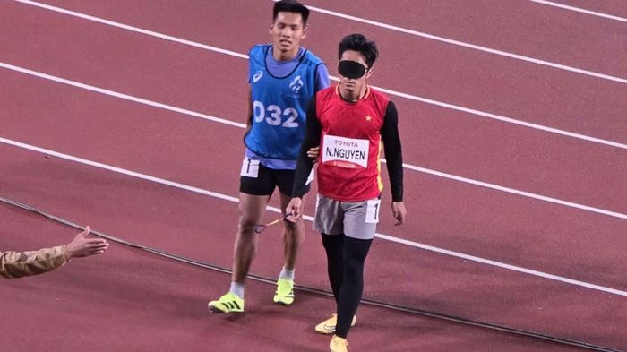 Ngọc Hiệp và Hòa Hiệp chào khán giả. (Ảnh: THU HOÀI)
