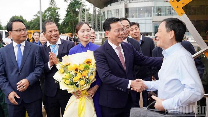 Chủ tịch Ủy ban nhân dân tỉnh Lâm Đồng Hồ Văn Mười và lãnh đạo tỉnh đón những du khách đầu tiên qua đường hàng không, khi Cảng hàng không quốc tế Liên Khương hoạt động trở lại sau thời gian nâng cấp. (Ảnh: BẢO VĂN)