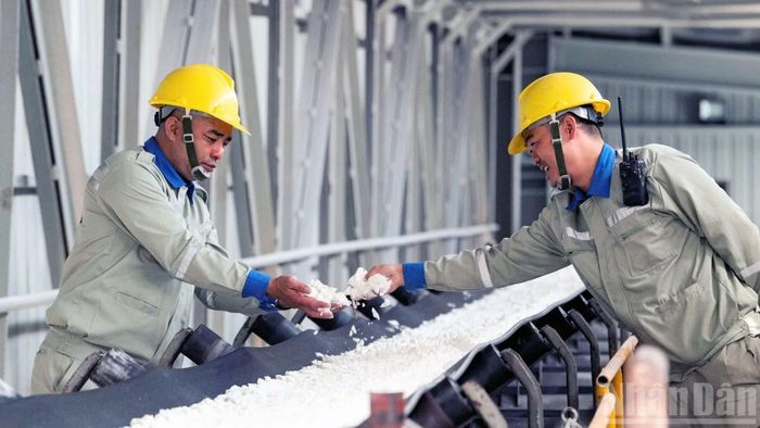 Công nhân vận hành dây chuyền sản xuất tại nhà máy alumin thuộc Dự án tổ hợp bô-xít-nhôm Lâm Đồng. (Ảnh: BẢO VĂN)