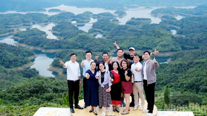 Hồ Tà Đùng được ví là "Vịnh Hạ Long trên cao nguyên". (Ảnh: BẢO VĂN)