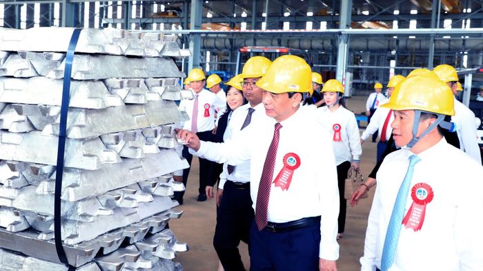 Đại tướng Phan Văn Giang, Ủy viên Bộ Chính trị, Phó Thủ tướng Chính phủ, Bộ trưởng Quốc phòng và lãnh đạo tỉnh Lâm Đồng tại Lễ công bố sản phẩm nhôm thỏi đầu tiên của Việt Nam tại xã Nhân Cơ, Lâm Đồng. (Ảnh: BẢO VĂN)