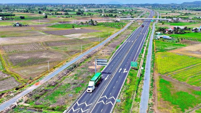 Tỉnh Lâm Đồng xác định, để hiện thực hóa khát vọng trở thành cực tăng trưởng năng động, giao thông kết nối giữ vai trò mở đường, công nghệ và đổi mới sáng tạo là động lực nâng chất lượng tăng trưởng. Trong ảnh: Một đoạn cao tốc Vĩnh Hảo-Phan Thiết. (Ảnh: CTV)