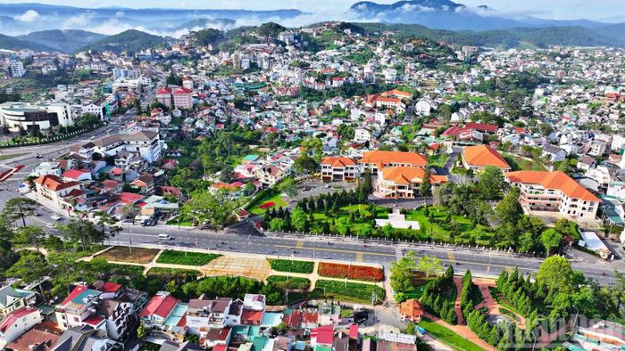  Không gian phát triển mới đặt ra yêu cầu Lâm Đồng phải đổi mới tư duy quy hoạch. Trong ảnh: Khu vực trung tâm tỉnh Lâm Đồng. (Ảnh: BẢO VĂN) 