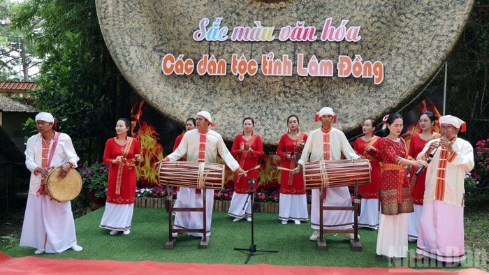 Tiết mục biểu diễn trong chương trình nghệ thuật của các dân tộc tỉnh Lâm Đồng. (Ảnh: BẢO VĂN)