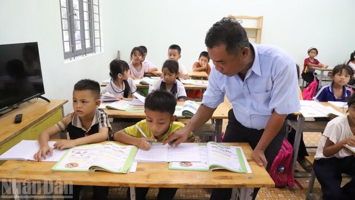 Giáo viên chỉ dẫn các cháu học tập tại điểm trường buôn Đrang Phốk. (Ảnh: CÔNG LÝ)