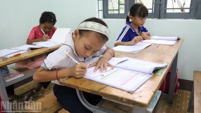 Các cháu học sinh lớp 3 tại điểm trường buôn Đrang Phốk. (Ảnh: CÔNG LÝ)