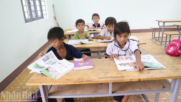 Các cháu học sinh lớp 1 tại điểm trường buôn Đrang Phốk. (Ảnh: CÔNG LÝ)