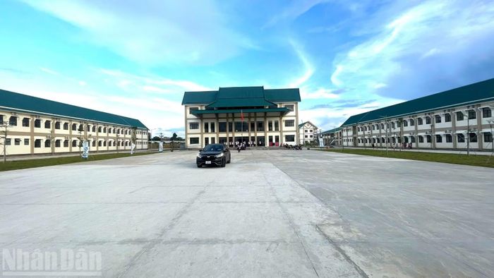 Trường được đưa vào sử dụng đầu năm học 2026-2027, với hệ thống cơ sở vật chất đồng bộ gồm phòng học, nhà ăn, bếp, khu nội trú và các công trình phụ trợ... mở ra kỳ vọng về môi trường học tập, sinh hoạt tốt hơn cho con em đồng bào dân tộc thiểu số trên địa bàn biên giới xã Buôn Đôn. (Ảnh: CÔNG LÝ)