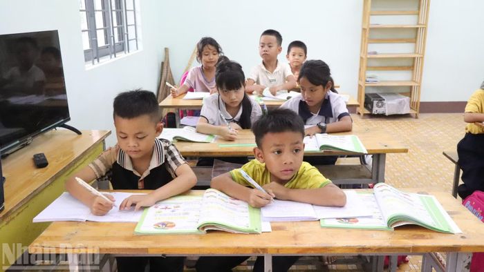 Các cháu học sinh lớp 2 tại điểm trường buôn Đrang Phốk. (Ảnh: CÔNG LÝ)