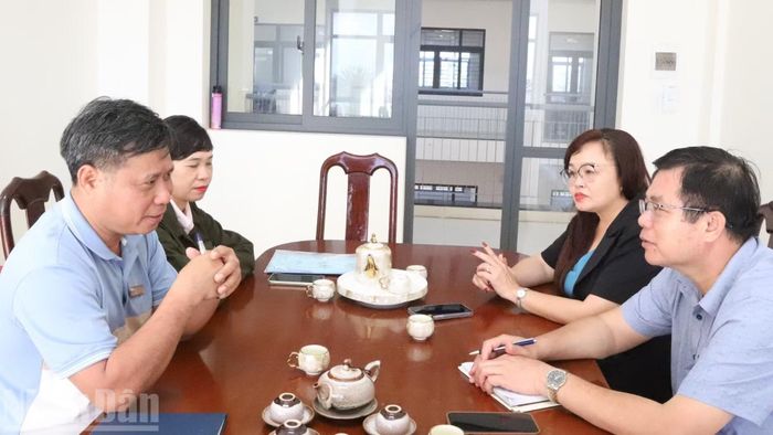 Lãnh đạo Nhà trường phổ thông nội trú tiểu học và trung học cơ sở Buôn Đôn mong muốn tỉnh hỗ trợ kinh phí mua xe đưa đón các cháu ra trường chính để học tập trong môi trường tốt hơn. (Ảnh: CÔNG LÝ)