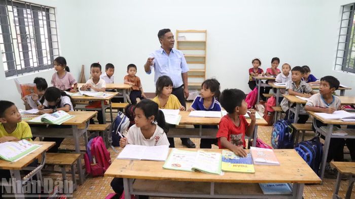 Do buôn Đrang Phốk nằm cách trường chính 20km nên các giáo viên luân phiên nhau vào dạy ở điểm trường này. (Ảnh: CÔNG LÝ)