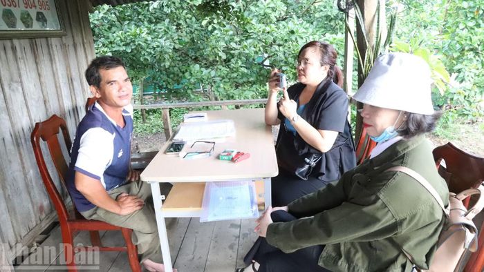 Người dân buôn Đrang Phốk mong muốn được hỗ trợ kinh phí mua xe đưa đón các cháu ra trường chính để học tập trong môi trường tốt hơn và gia đình yên tâm lao động sản xuất, nâng cao đời sống. (Ảnh: CÔNG LÝ)