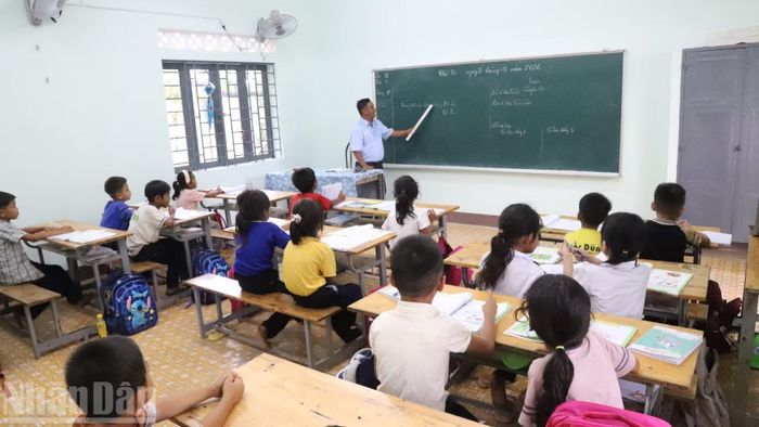 Các cháu học sinh lớp 2 và 3 được ghép học chung một lớp. (Ảnh: CÔNG LÝ)