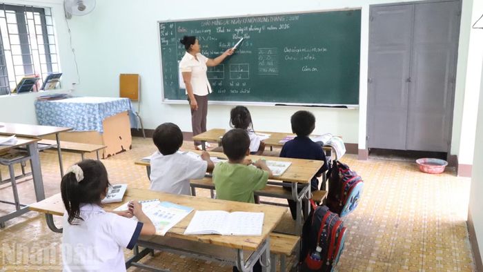 Trong giờ học của cô và trò lớp 1 tại điểm trường buôn Đrang Phốk. (Ảnh: CÔNG LÝ)