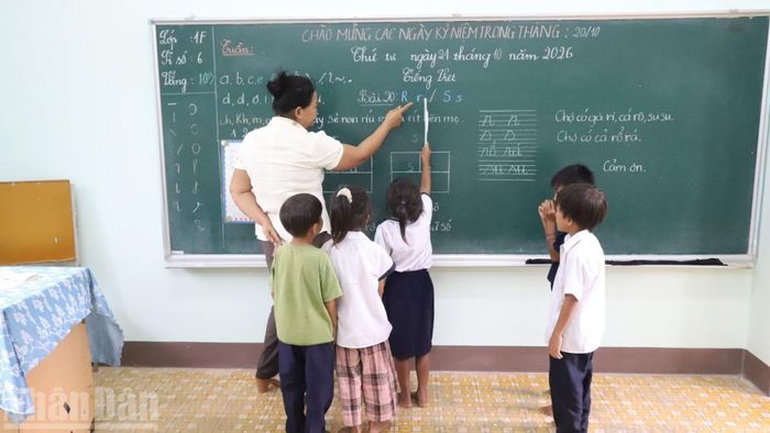 Do số lượng học sinh ít nên cô trò ở đây luôn khăng khít. (Ảnh: CÔNG LÝ)