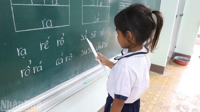 Một cháu học sinh lớp 1 trong giờ tập đọc. (Ảnh: CÔNG LÝ)