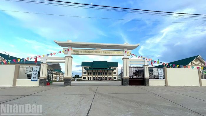 Trường phổ thông nội trú tiểu học và trung học cơ sở Buôn Đôn được xây dựng với kinh phí gần 248 tỷ đồng. (Ảnh: CÔNG LÝ)